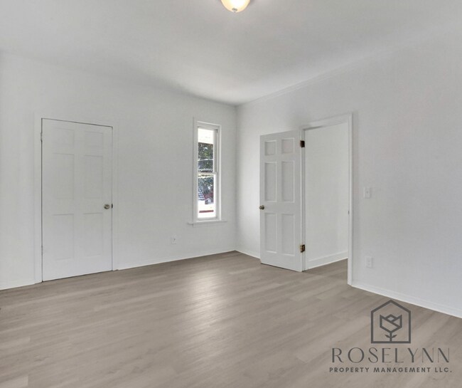 Building Photo - 270 Walnut St