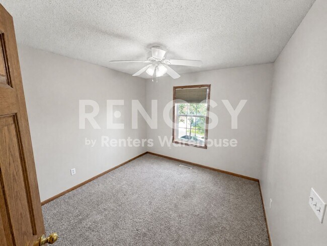 Building Photo - Available September 1st 3 Bedroom 3 Bath Single Family Home in Plymouth