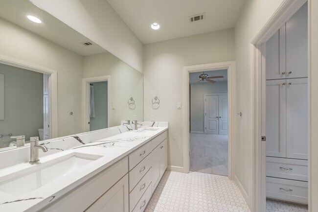 Building Photo - Beautiful Monticello Town Home!!!