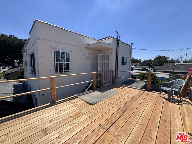 Building Photo - 858 W 88th St