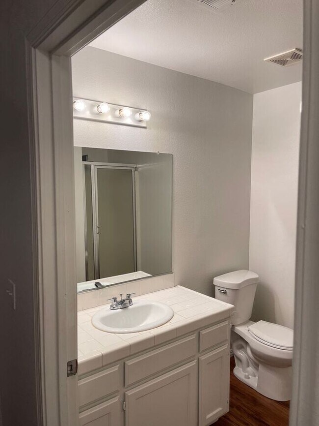 Building Photo - Turlock 2 Bedroom 2 Bath with Garage Triplex