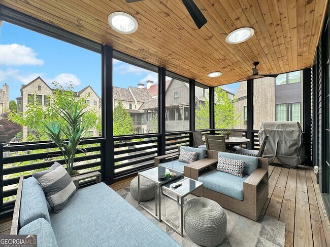 Building Photo - 300 Mado Ln