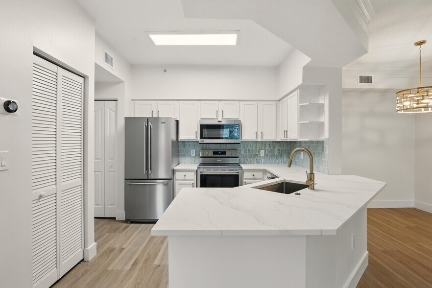Building Photo - 9849 Baywinds Dr