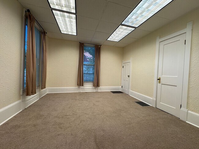 Building Photo - 4 bedroom 2 bathroom Historic Home Downtown Manhattan KS