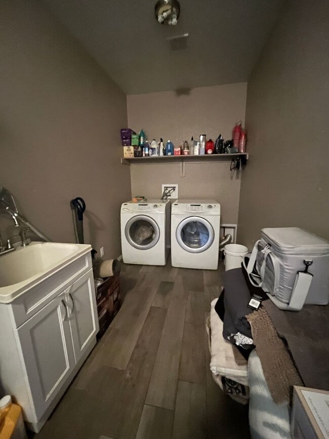 Building Photo - Clean and well maintained 4 bedroom home f...