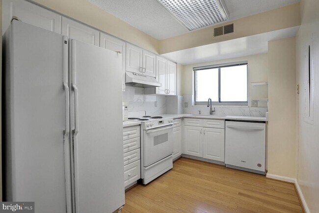 Building Photo - 2121 Jamieson Ave