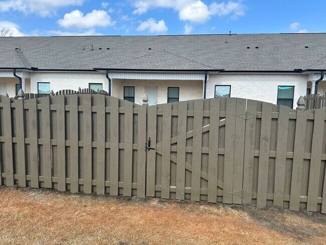 Building Photo - Fenced yard by Arsenal Gate 7