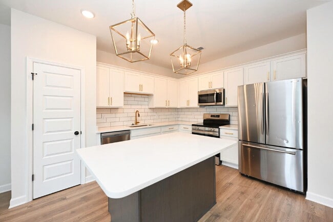 Building Photo - Like-New Modern Townhome Near Dining, Shopping, Trails & Old Hickory Lake
