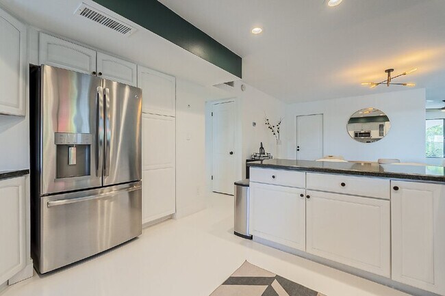 Building Photo - 10610 N 35th St