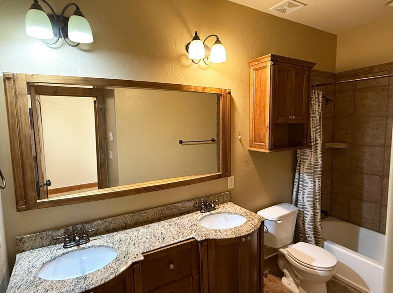 Building Photo - 715 Moraine Ct