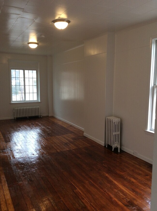 Building Photo - Spacious 5 Bedroom 1.5 Bath House- York City SD