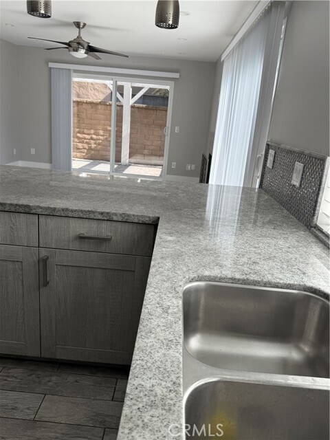 Building Photo - 6 Leda