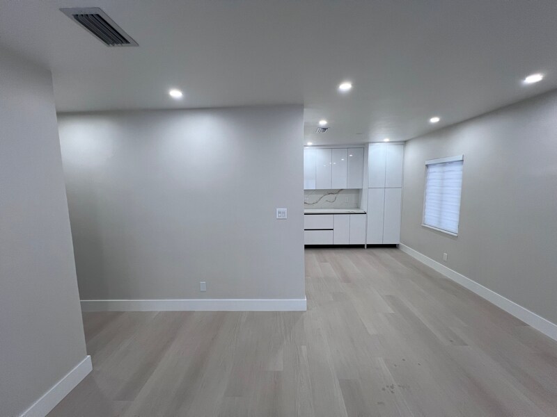 Building Photo - 160 E 34th St