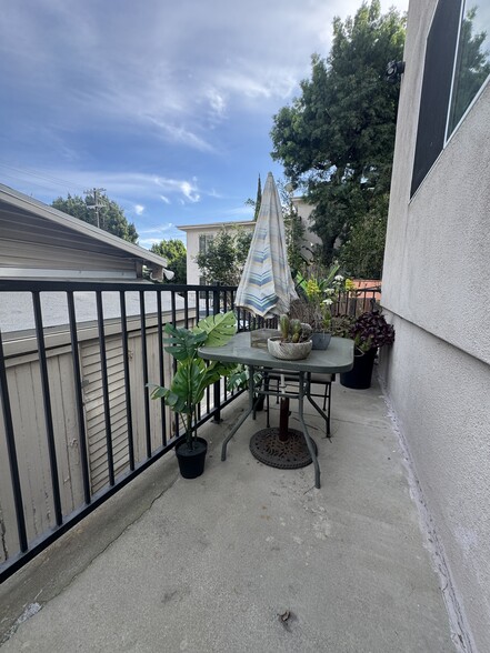 Building Photo - 2411 1/2 N Beachwood Dr