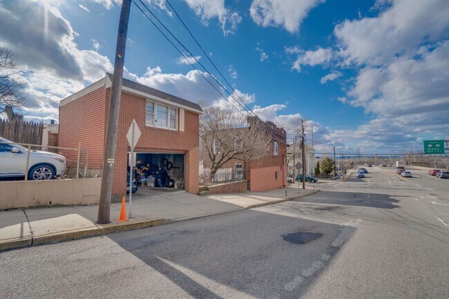 Building Photo - 678 Liberty Ave
