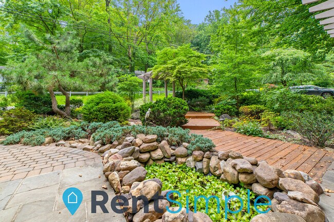 Building Photo - 6502 Lakeview Dr