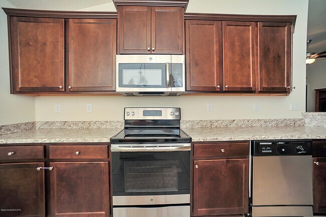 Building Photo - 553 Hollow Glen Dr