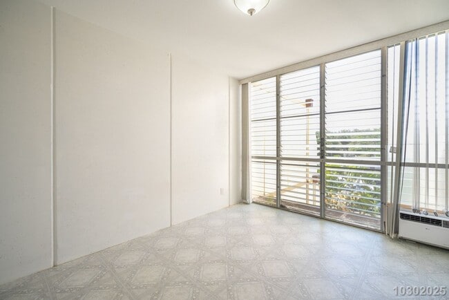 Building Photo - Move-In Ready 1-Bedroom 1 Bath Condo in Ce...