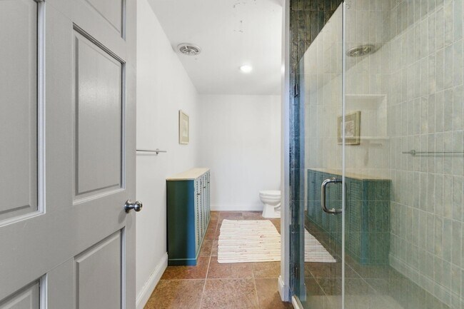 Building Photo - 500 Main St