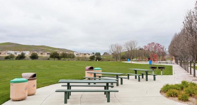 Building Photo - San Ramon Gale Ranch Townhouse 3BD/2.5BA with 4th Room for Office Loft! Community Pool Included!