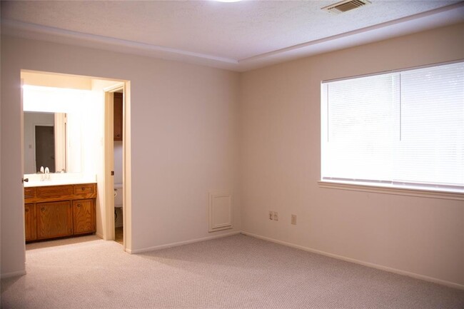 Building Photo - 13214 Ensley Wood Dr