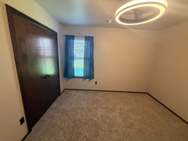 Building Photo - 3 bed plus office, Neighborhood amenities include a neighborhood pond, Pool and playground!
