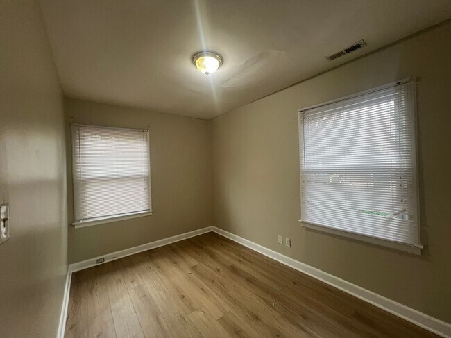 Building Photo - 831 S Dalton St