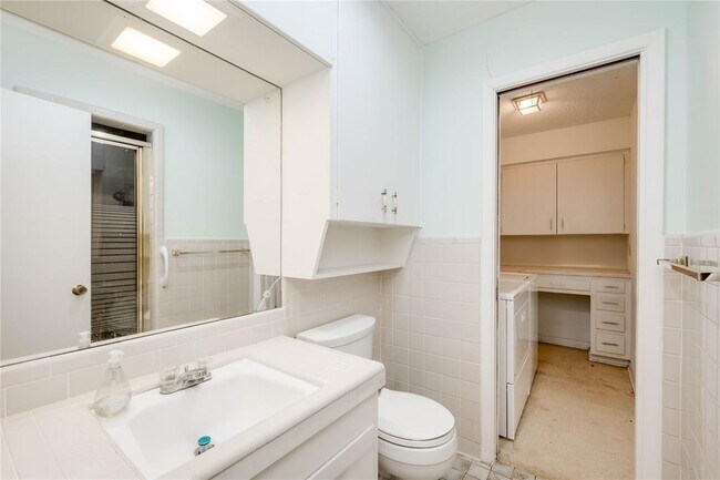 Building Photo - 405 Westbrook Dr