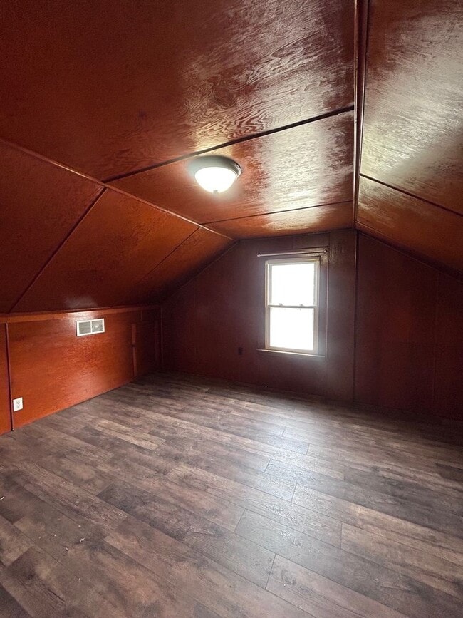 Building Photo - Spacious Single-Family Home w/Sunroom partially finished basment| Pet Friendly | Shaler