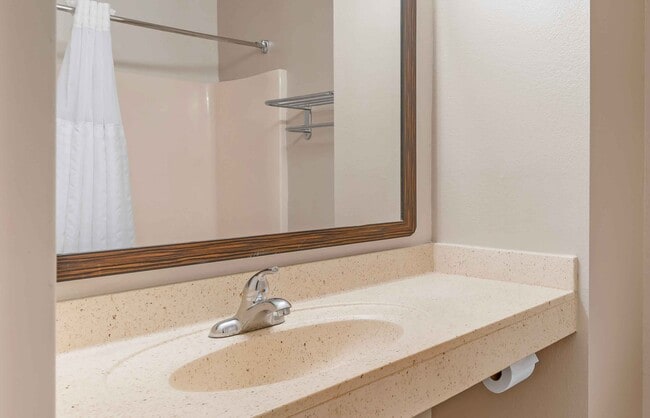 Building Photo - Furnished Studio-St. Petersburg - Clearwater - Executive Dr.