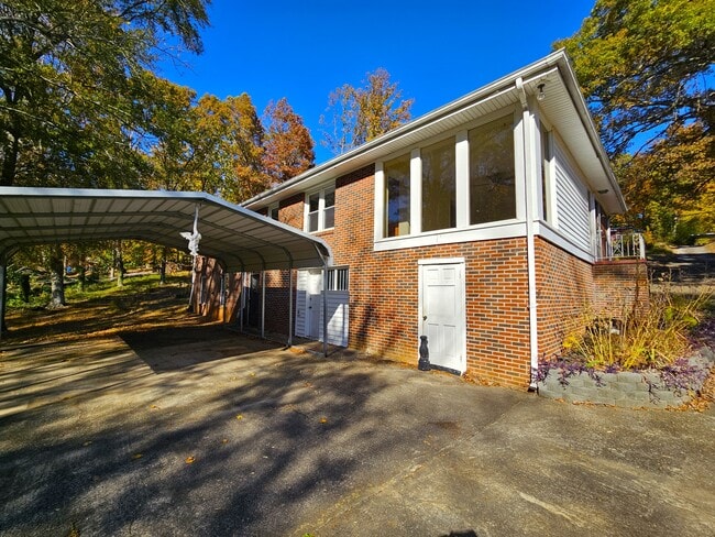 Building Photo - 609 Memorial Dr Ext