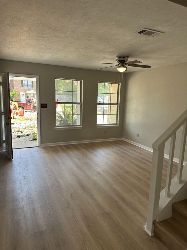 Building Photo - 2395 Claremont Ln