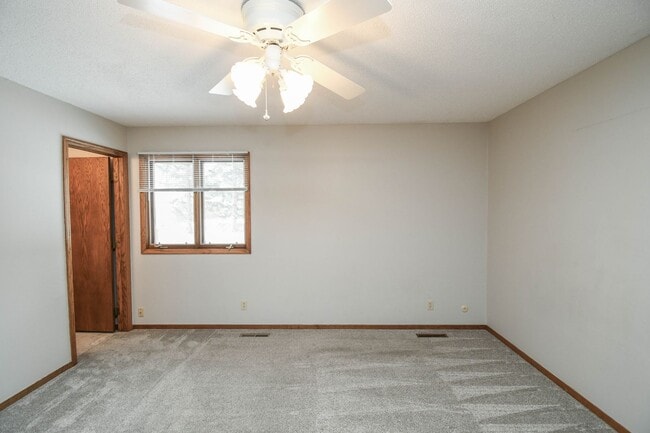 Building Photo - Spacious 5-Bedroom Split-Level in Southwest Sioux Falls with 4-Season Room & Fenced Yard!