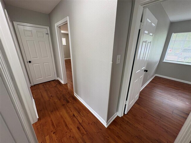 Building Photo - 1307 Corona Dr