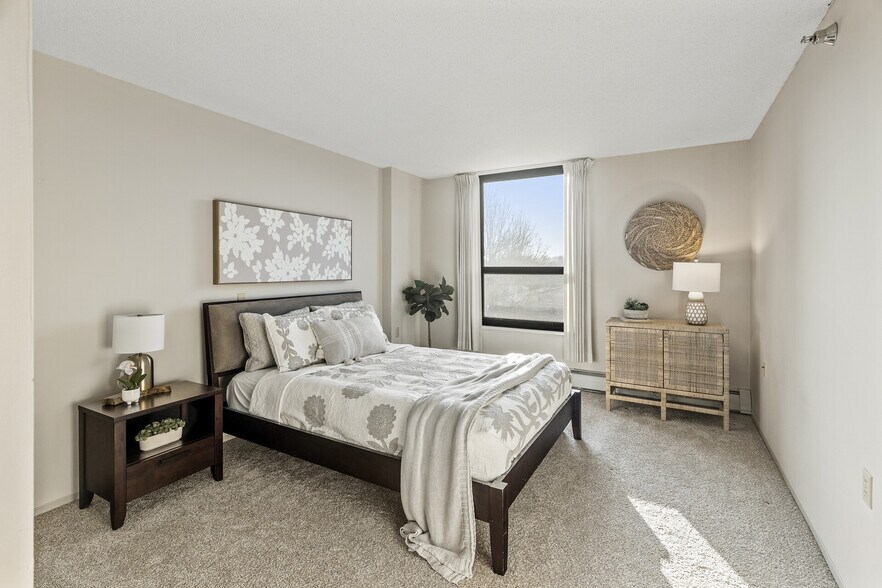 Generous bedroom - 6615 Lake Shore Dr S