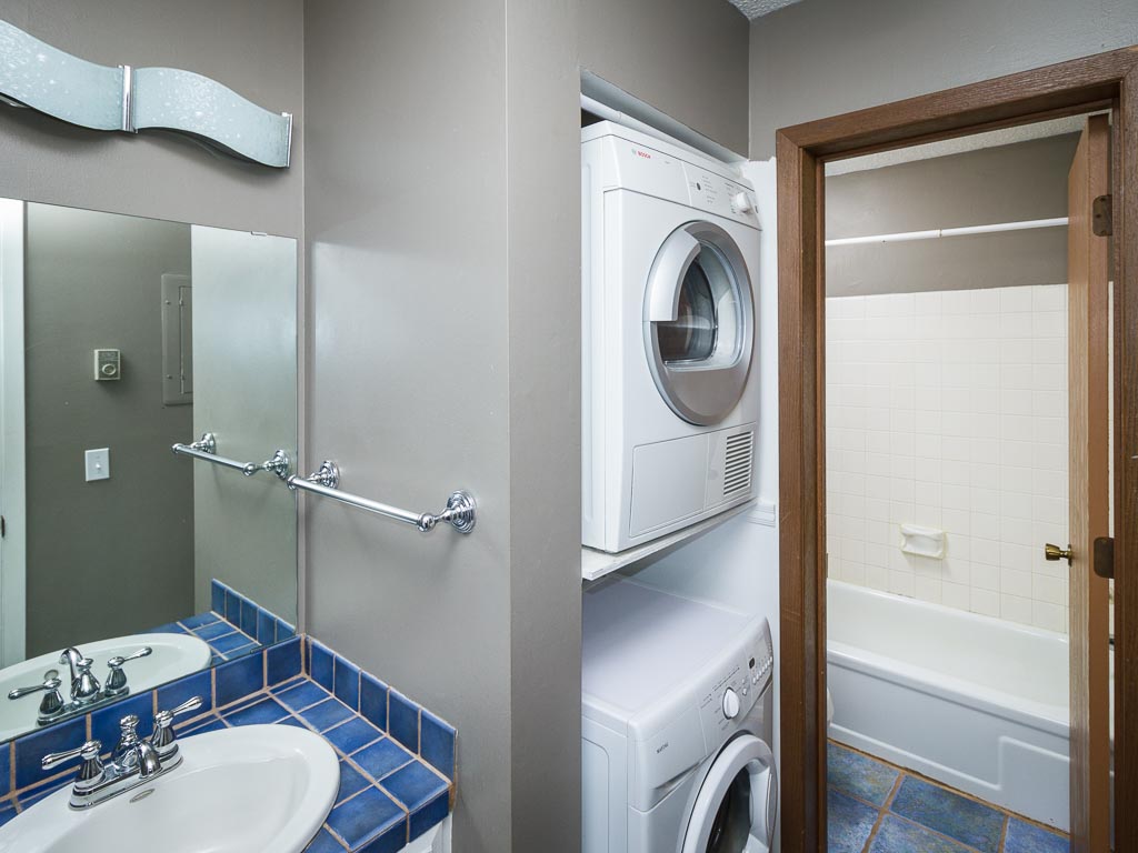 In-unit washer and dryer - 350 Shelard Pkwy