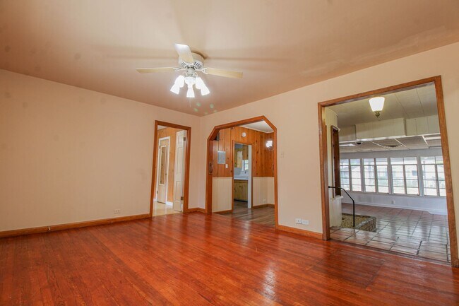 Building Photo - 1327 Vanderbilt St