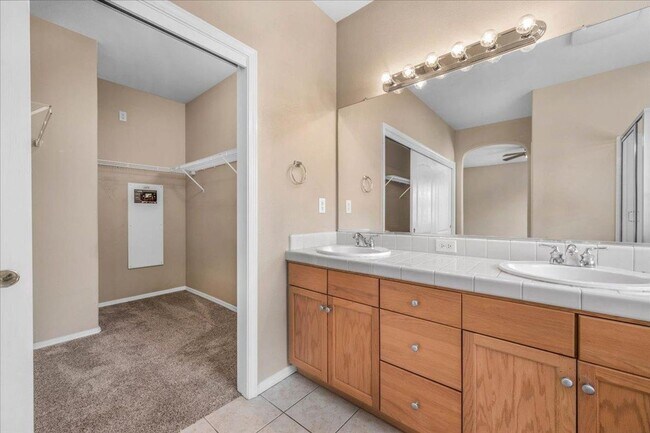 Building Photo - Spacious 4 Bedroom Home in North Clovis Gated Community