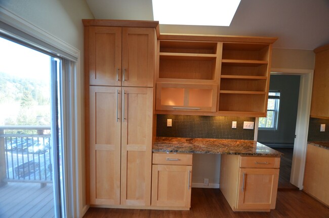 Building Photo - Great Location, Walk to Everything! Update...