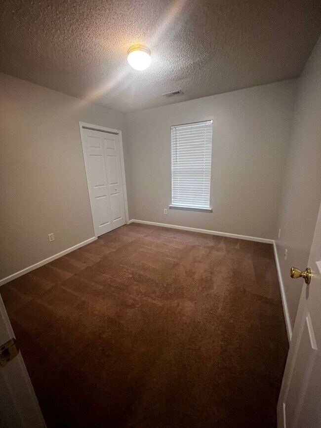 Building Photo - Three Bedroom Two Bath Home