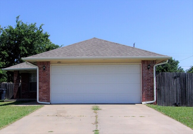 Building Photo - 3 BED 2 BATH 2 CAR GARAGE HOME- NW OKC