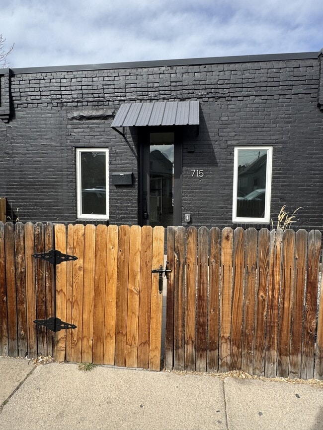 Building Photo - 715 W 9th Ave