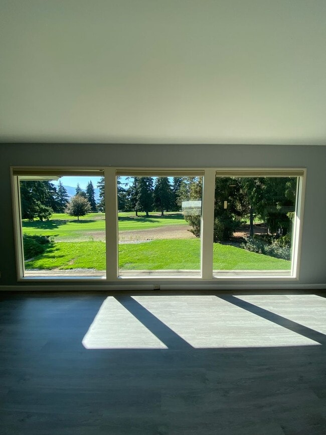 Building Photo - Four Bed, Two Bath Single Family Home with Fantastic View ON the Golf Course!