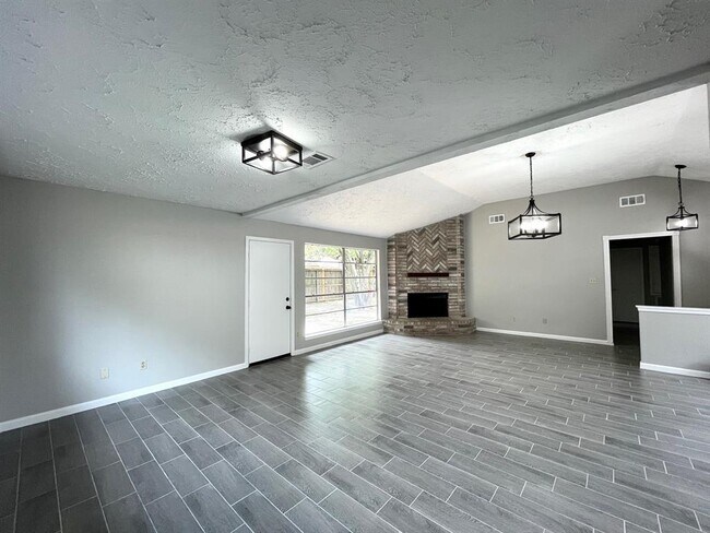 Building Photo - 10310 Oak Acres Dr
