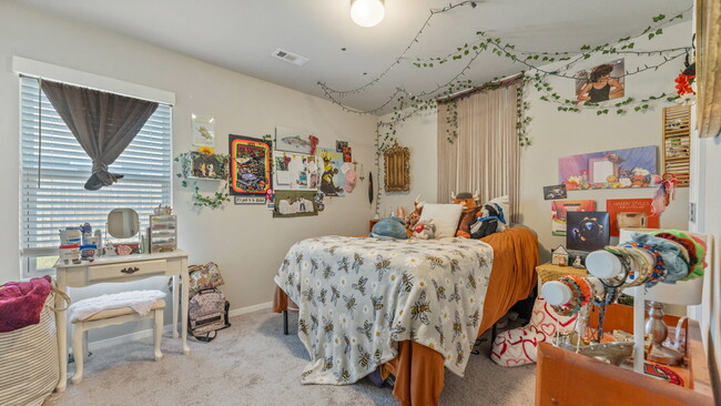 Building Photo - "Homey 3-Bed Oasis with Granite Elegance o...