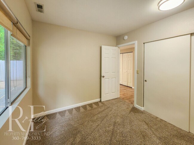 Building Photo - Spacious Tri-Level in East Bremerton | Cor...
