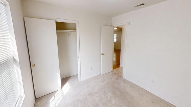 Building Photo - This spacious 4 bedroom, 2 bathroom home is waiting for you!