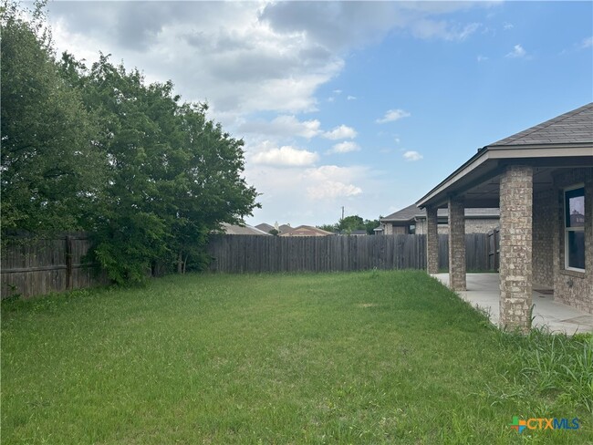 Building Photo - 809 Holliday Dr