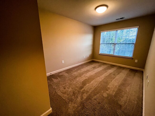 Building Photo - Cozy 3 bedroom, 2 1/2 bathroom townhome in...