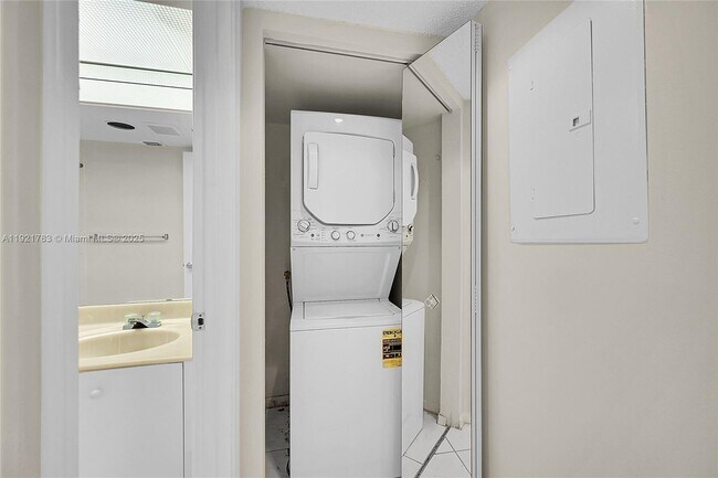 Building Photo - 1604 Abaco Dr